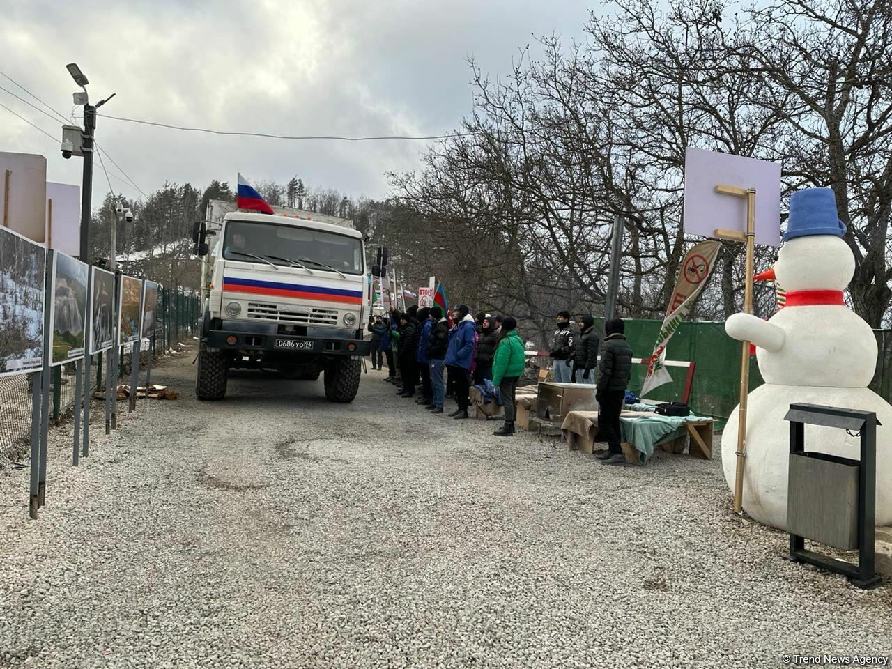 По Лачинской дороге беспрепятственно проехали еще 6 грузовых автомобилей миротворцев