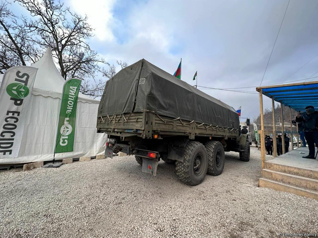 По Лачинской дороге беспрепятственно проехали еще 6 грузовых автомобилей миротворцев