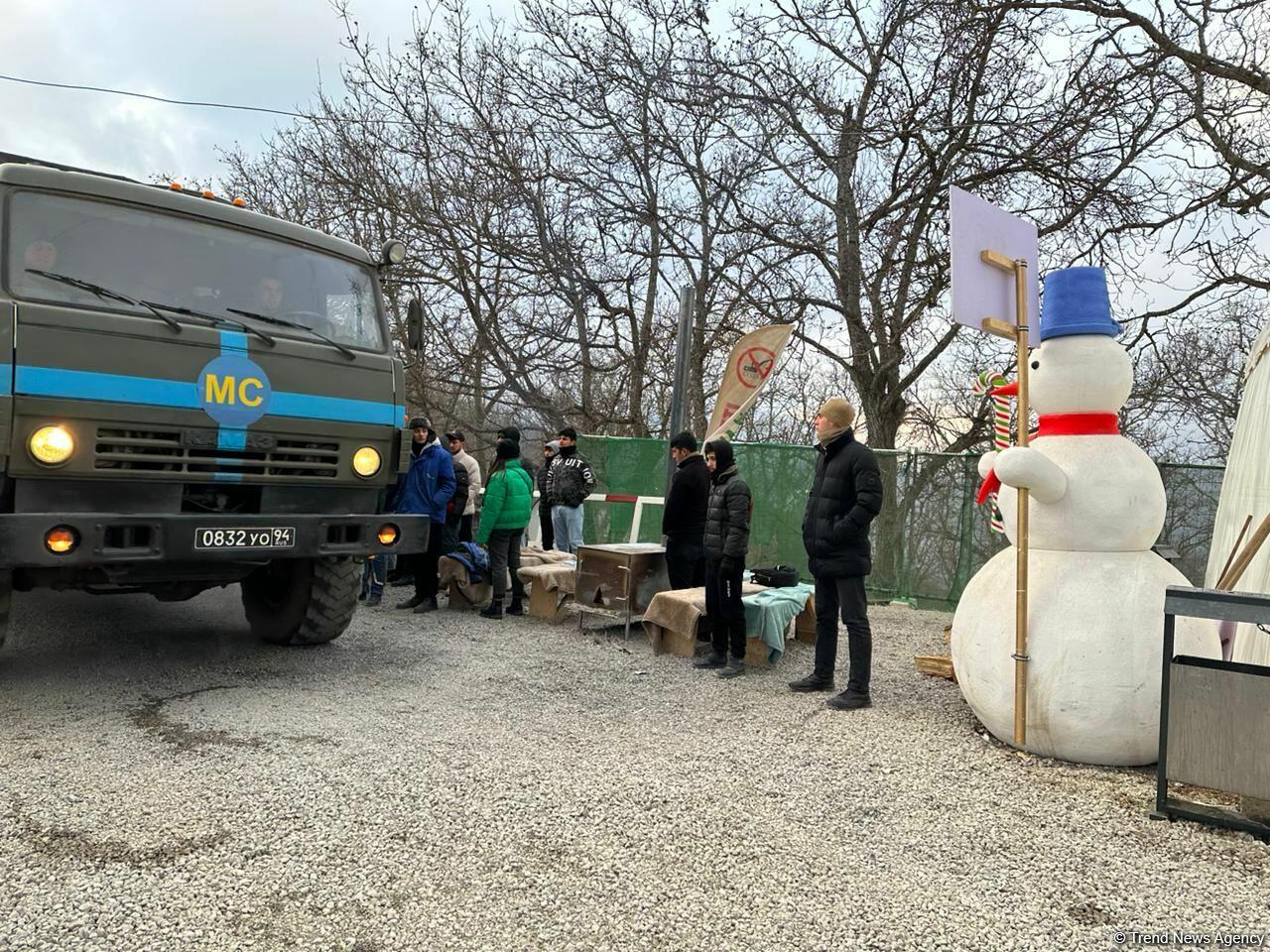 По Лачинской дороге беспрепятственно проехали еще 6 грузовых автомобилей миротворцев
