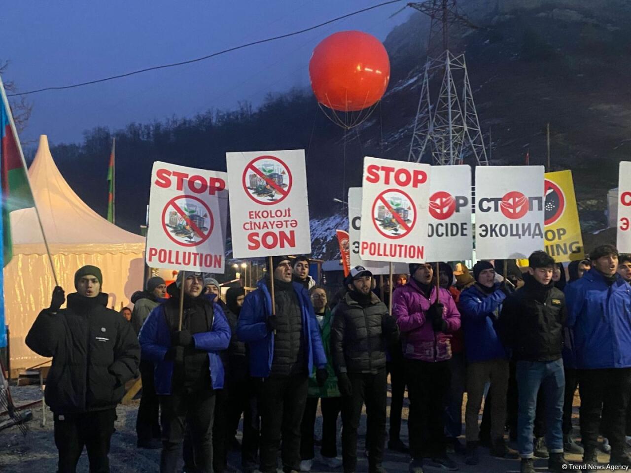 Акция азербайджанских экоактивистов на Лачинской дороге продолжается