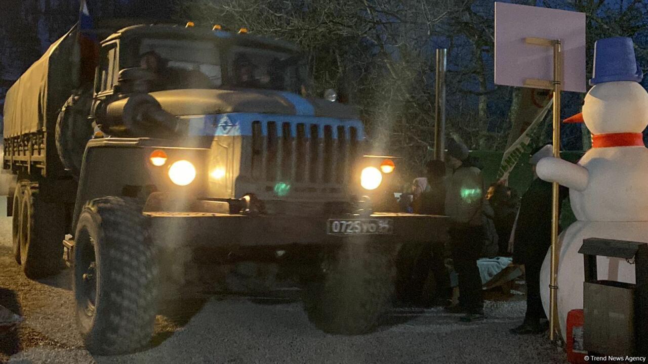 По Лачинской дороге беспрепятственно проехали еще два грузовых автомобиля миротворцев