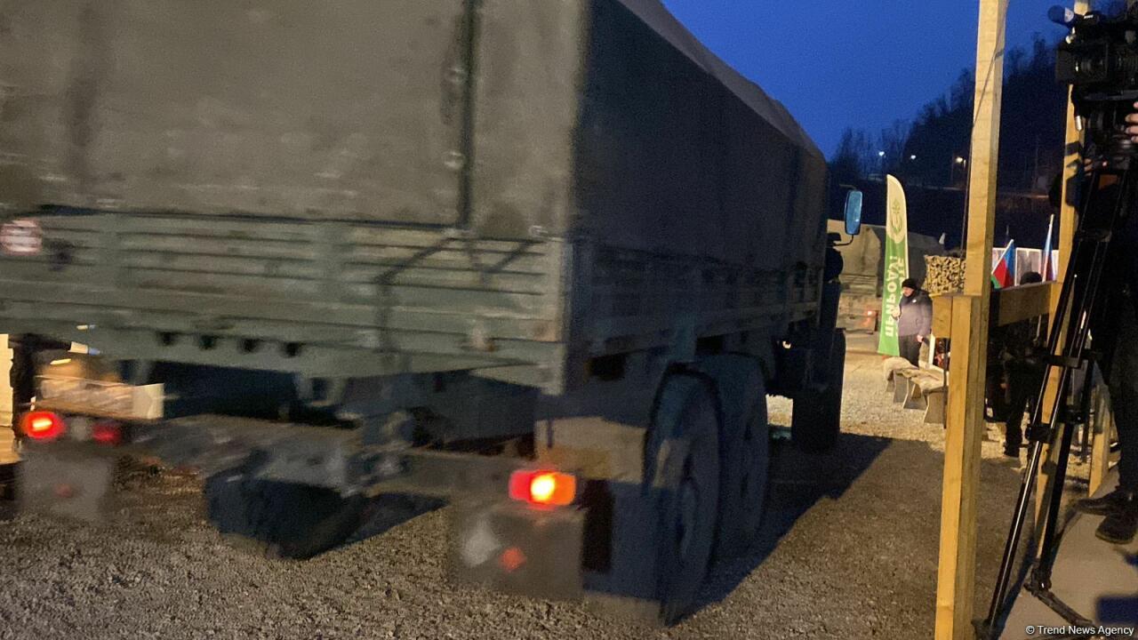 По Лачинской дороге беспрепятственно проехали еще два грузовых автомобиля миротворцев