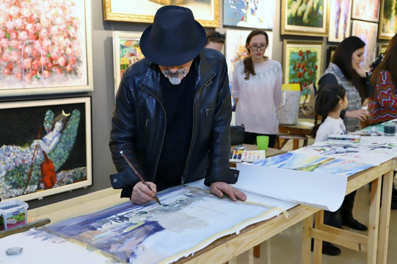 Азербайджанские художники создали произведения на одном большом листе бумаги