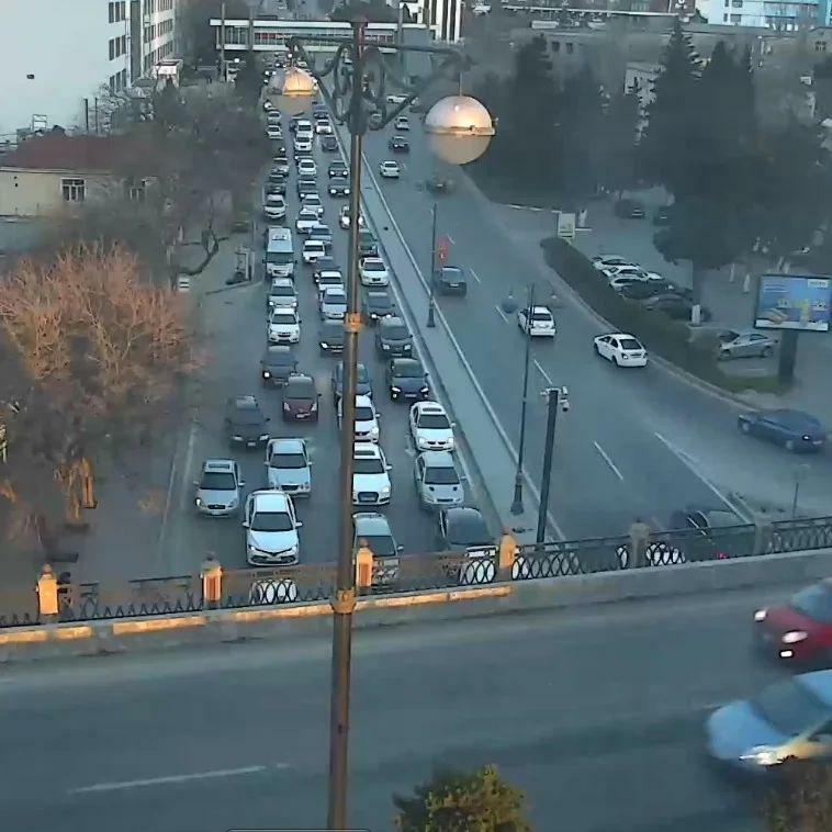 ​​​​​​​На ряде улиц Баку затруднено движение транспорта