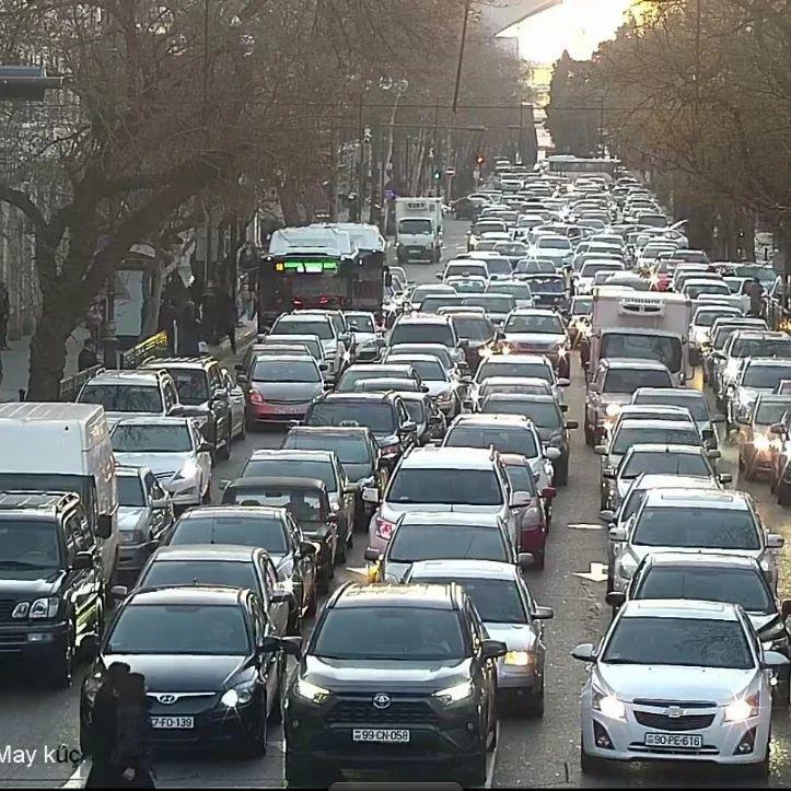 ​​​​​​​На ряде улиц Баку затруднено движение транспорта