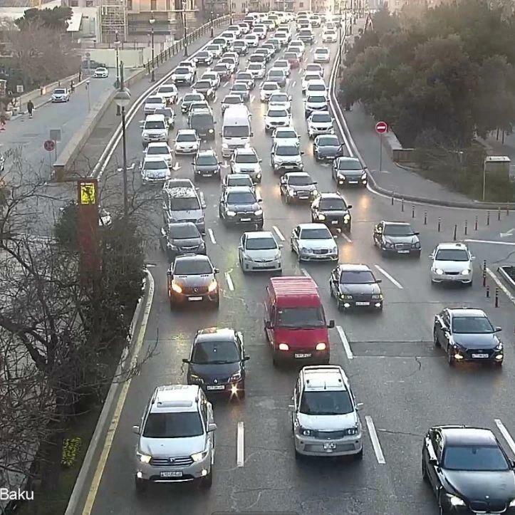 ​​​​​​​На ряде улиц Баку затруднено движение транспорта