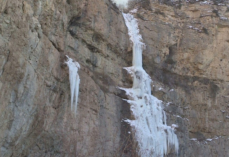 Əsrarəngiz təbiət mənzərəsi - donmuş şəlalələr