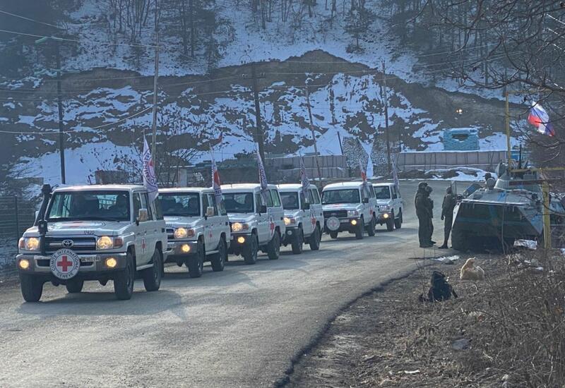 По Лачинской дороге беспрепятственно проехала колонна автомобилей Красного Креста