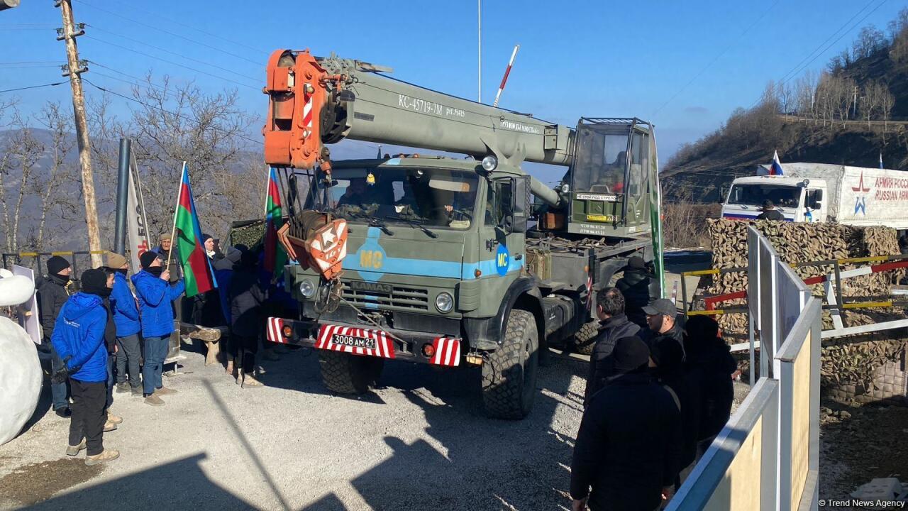 По Лачинской дороге беспрепятственно проехали еще 9 транспортных средств снабжения миротворцев
