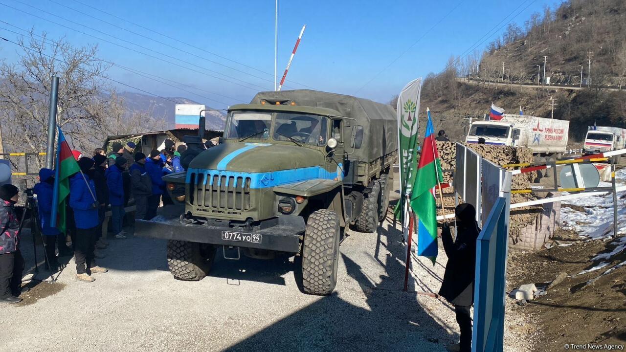 Еще 8 транспортных средств снабжения миротворцев проехали по Лачинской дороге