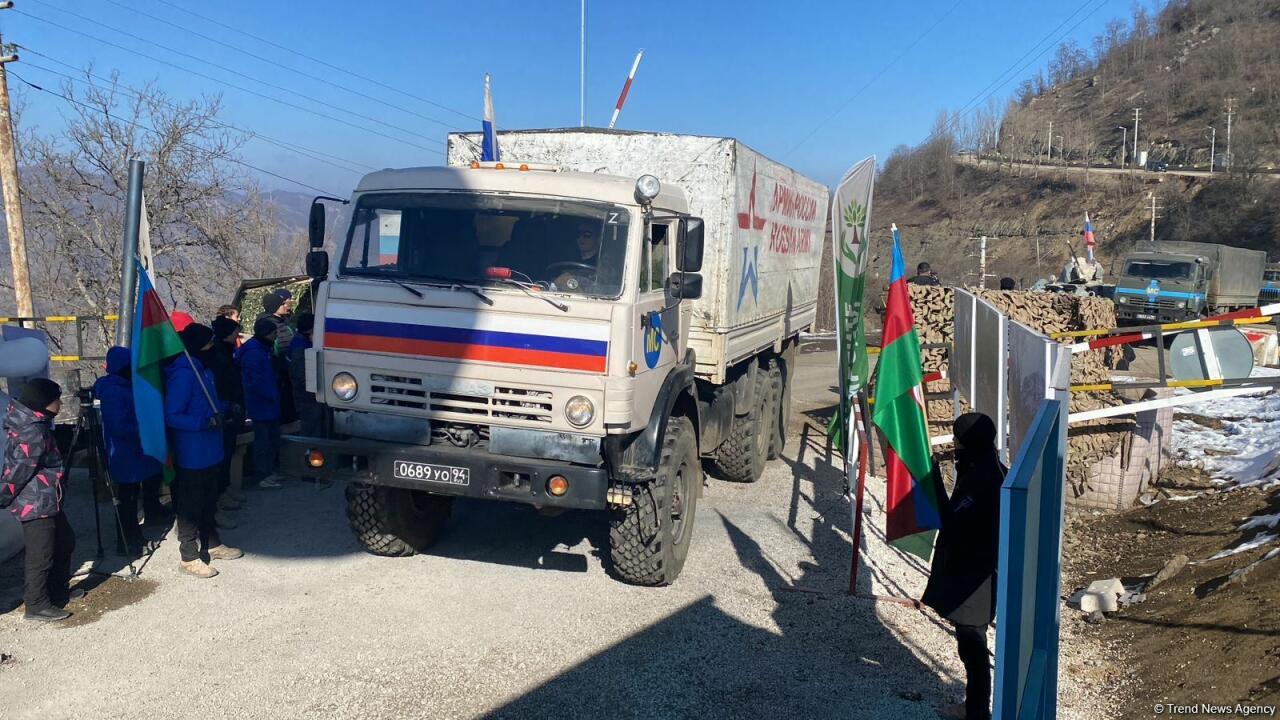 Еще 8 транспортных средств снабжения миротворцев проехали по Лачинской дороге
