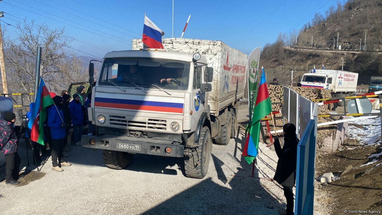 Еще 8 транспортных средств снабжения миротворцев проехали по Лачинской дороге