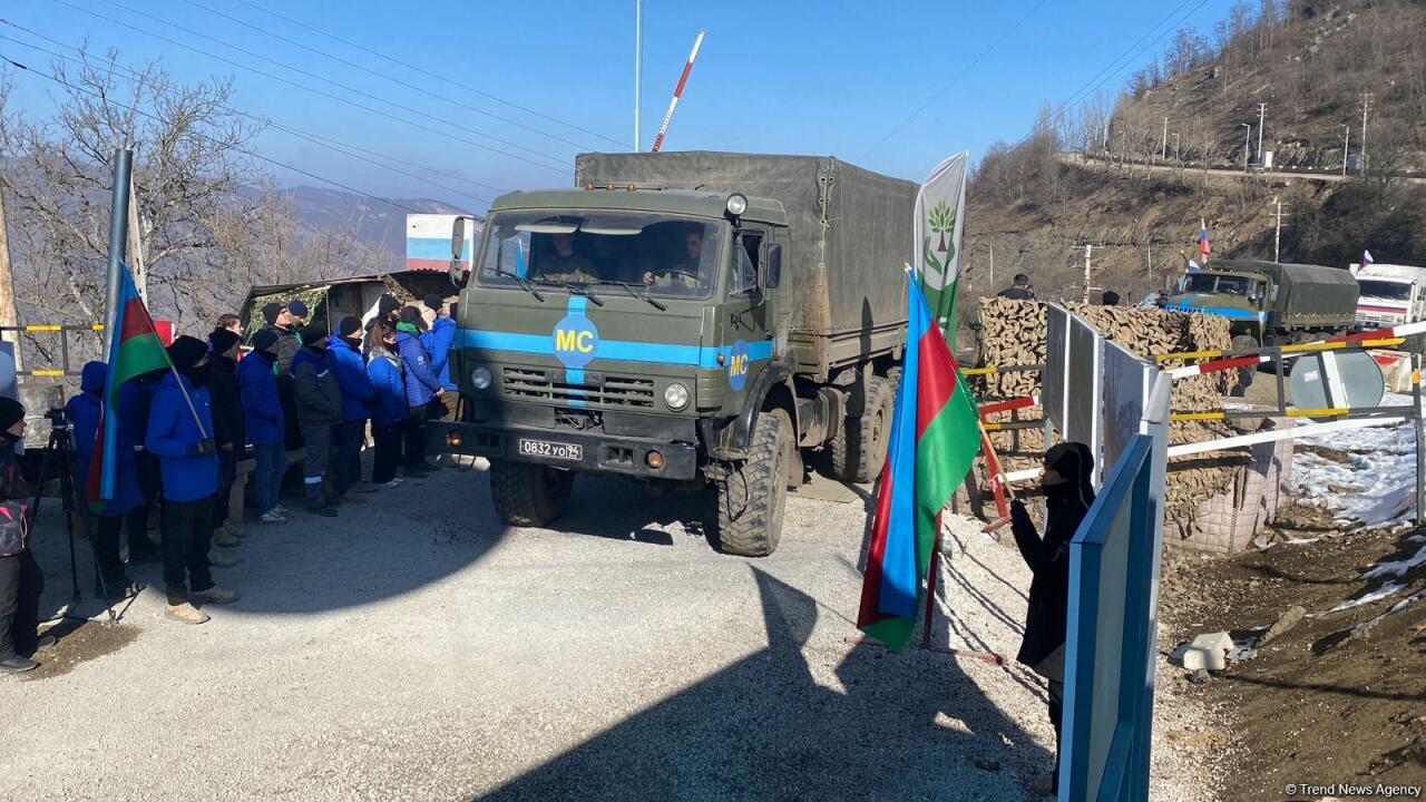 Еще 8 транспортных средств снабжения миротворцев проехали по Лачинской дороге