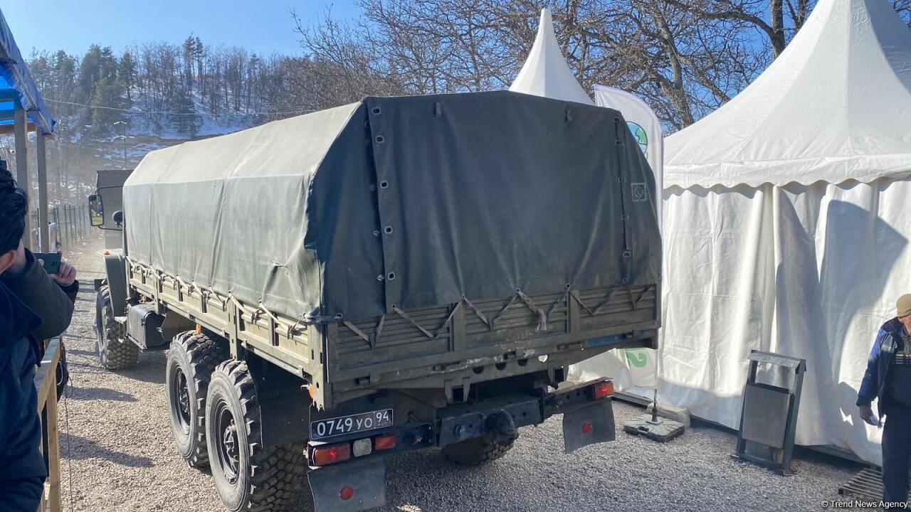 Еще 8 транспортных средств снабжения миротворцев проехали по Лачинской дороге