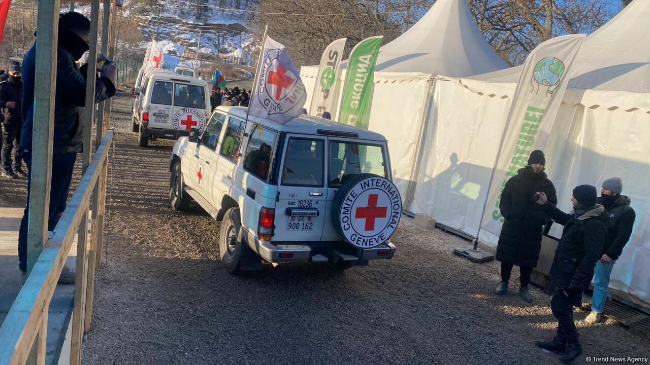 По Лачинской дороге беспрепятственно проехали автомобили Красного Креста