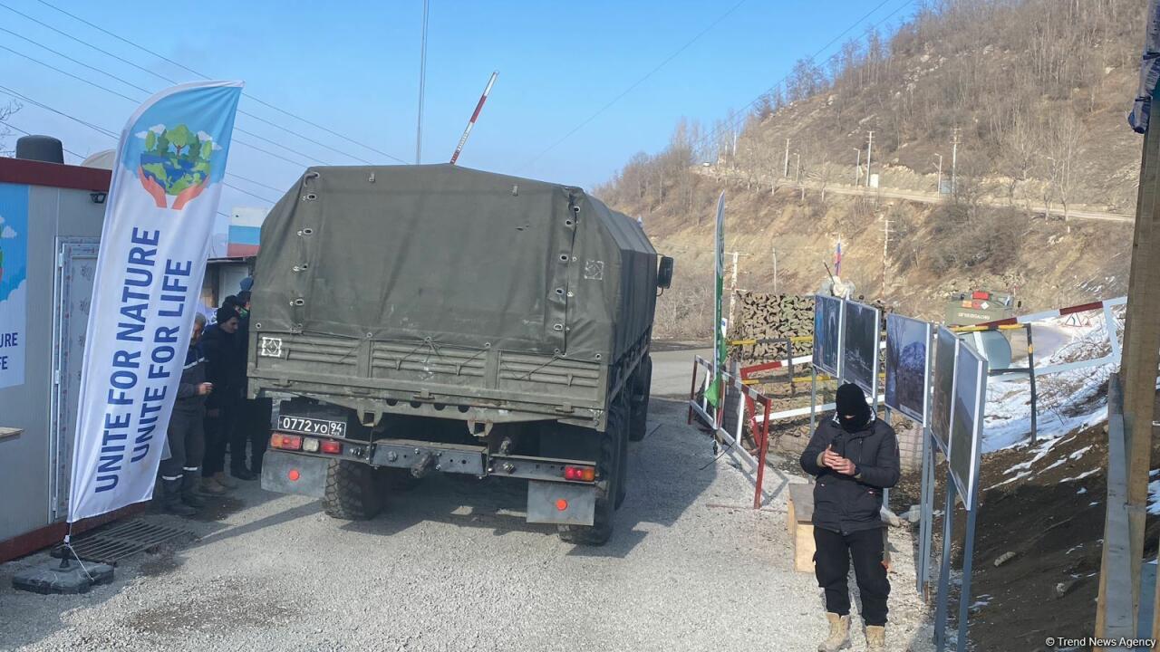 По Лачинской дороге беспрепятственно проехали еще 11 транспортных средств миротворцев