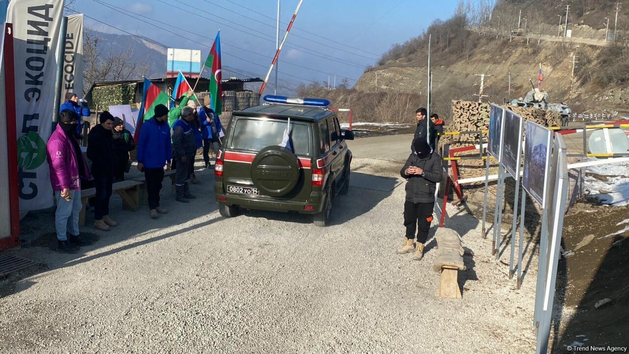 По Лачинской дороге беспрепятственно проехали еще 11 транспортных средств миротворцев