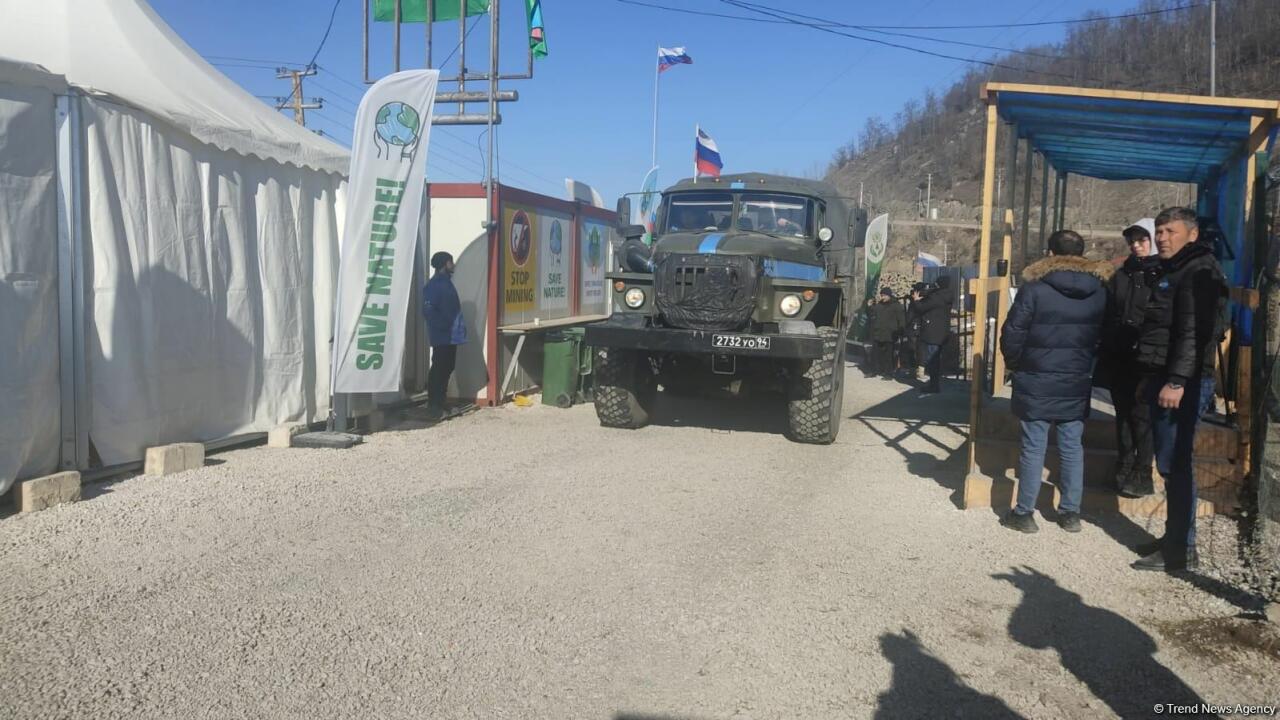 Еще две машины снабжения миротворцев проехали по Лачинской дороге
