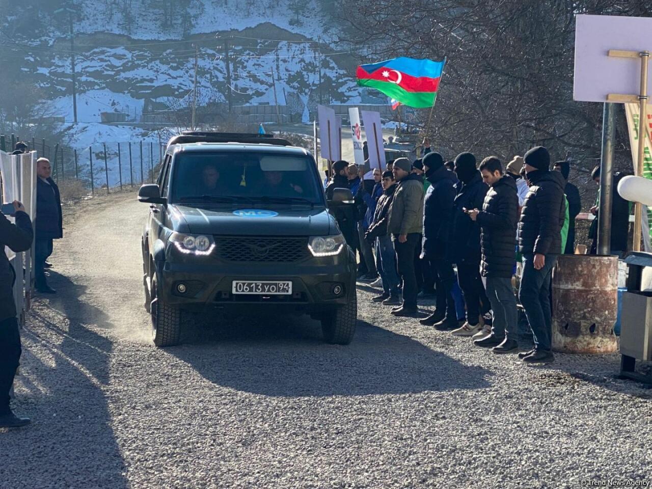 По Лачинской дороге беспрепятственно проехал еще один автомобиль миротворцев