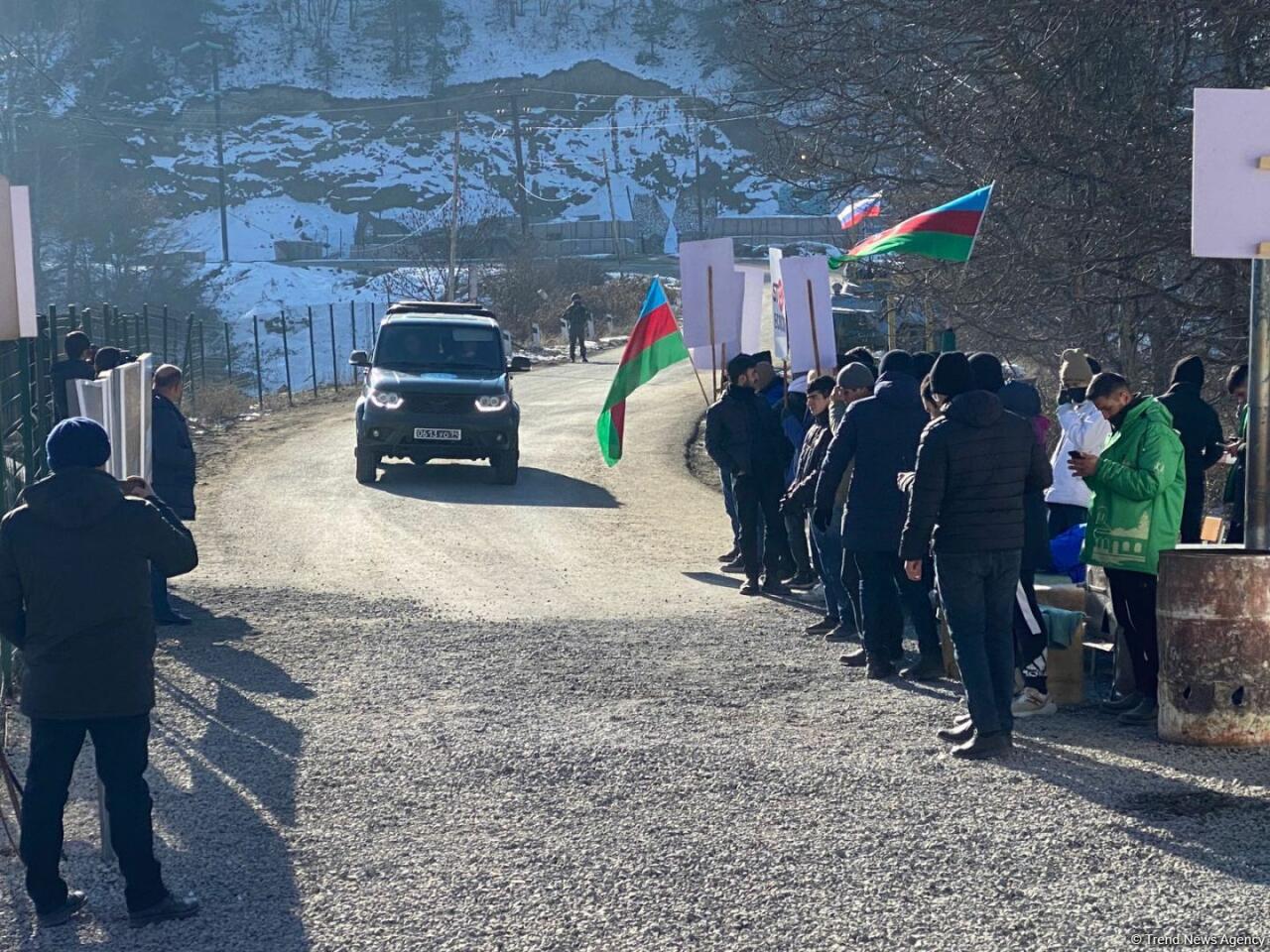 По Лачинской дороге беспрепятственно проехал еще один автомобиль миротворцев