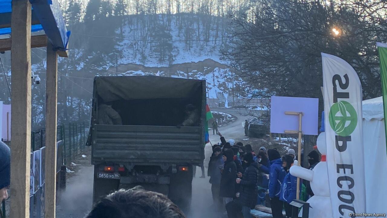 По Лачинской дороге беспрепятственно проехал грузовой автомобиль миротворцев