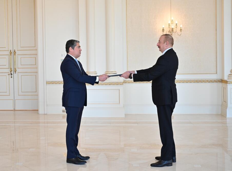 Президент Ильхам Алиев принял верительные грамоты нового посла Греции в Азербайджане