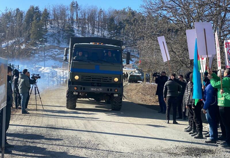 Еще два автомобиля миротворцев проехали по Лачинской дороге