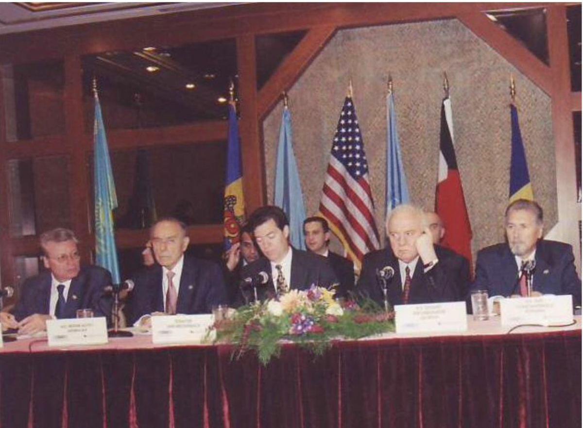 Heydər Əliyev iqtisadi əməkdaşlıq sahəsində qlobal əhəmiyyət qazanmış irimiqyaslı layihələrə imza atıb