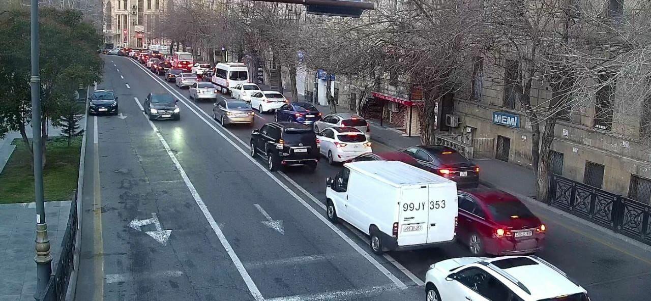 На некоторых улицах Баку затруднено движение транспорта
