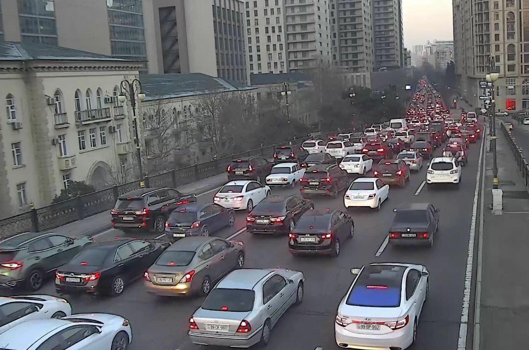 На некоторых улицах Баку затруднено движение транспорта