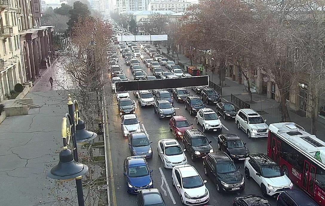 На некоторых улицах Баку затруднено движение транспорта