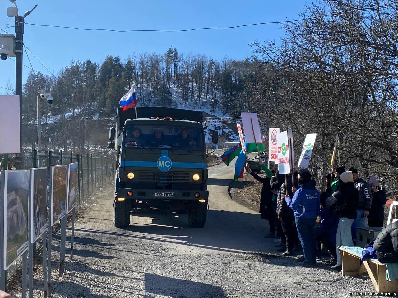 По Лачинской дороге беспрепятственно проехали еще два автомобиля миротворцев