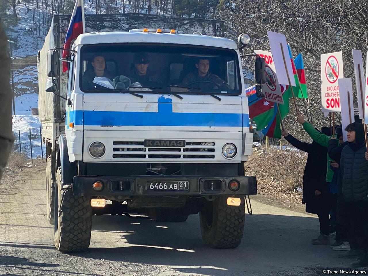 По Лачинской дороге беспрепятственно проехали еще два автомобиля миротворцев