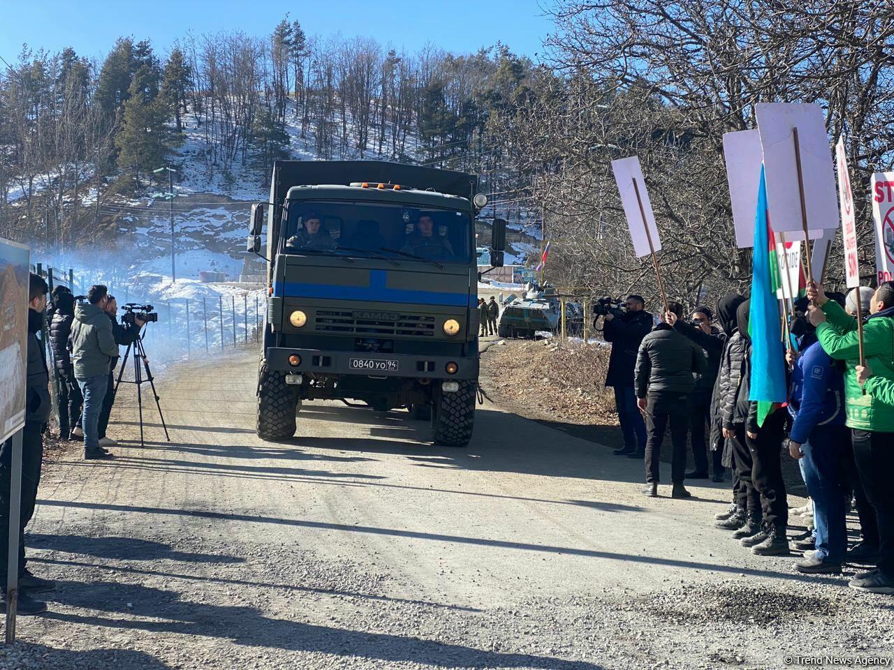 По Лачинской дороге беспрепятственно проехали еще два автомобиля миротворцев