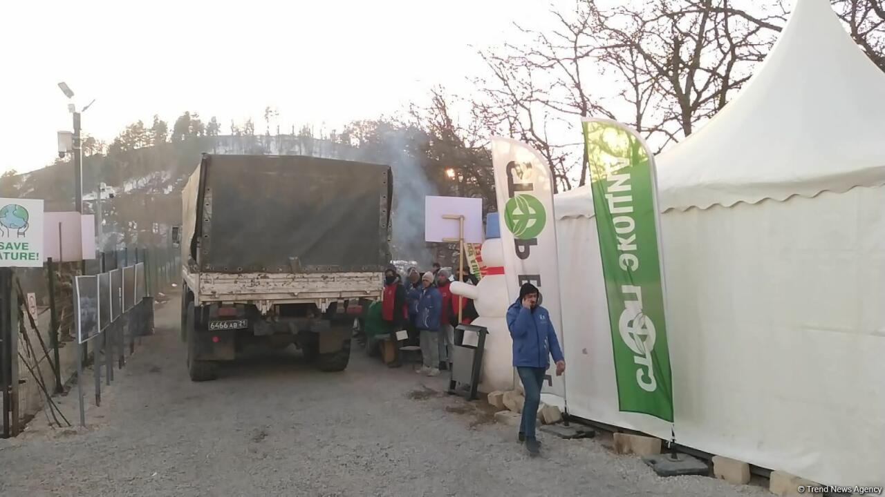 По Лачинской дороге проехали еще два автомобиля снабжения