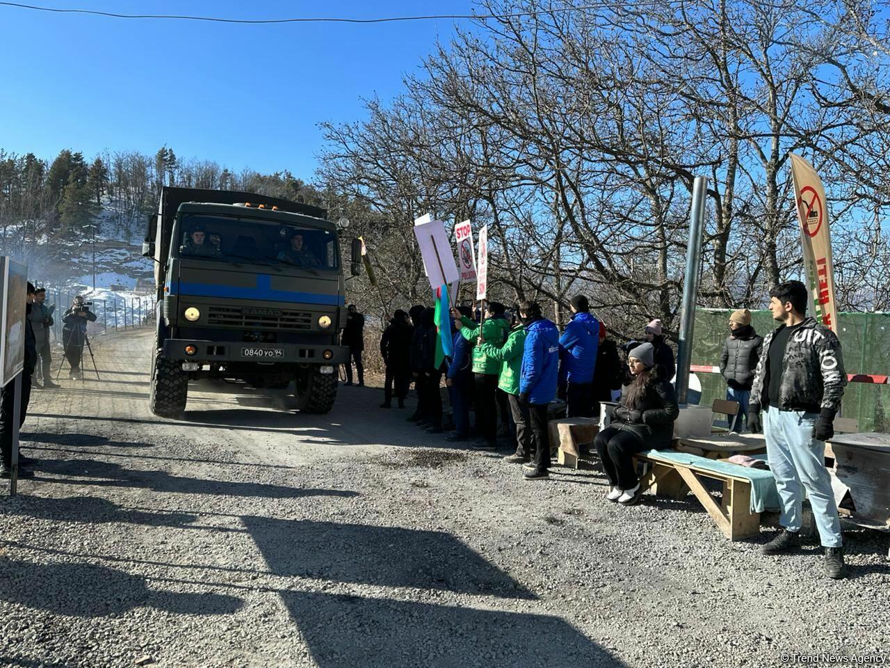 Еще два автомобиля миротворцев проехали по Лачинской дороге