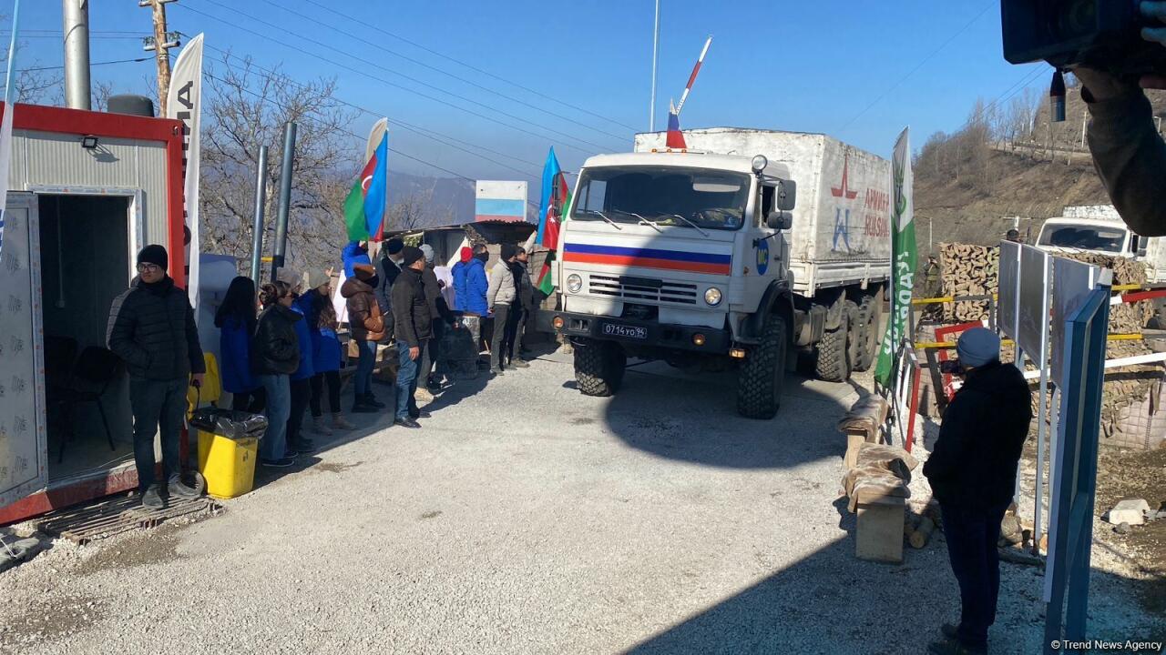 По Лачинской дороге беспрепятственно проехали еще 11 автомобилей миротворцев
