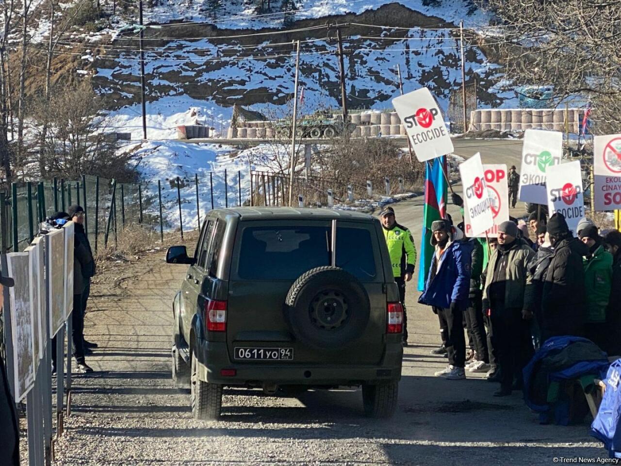По Лачинской дороге беспрепятственно проехали еще 3 машины миротворцев