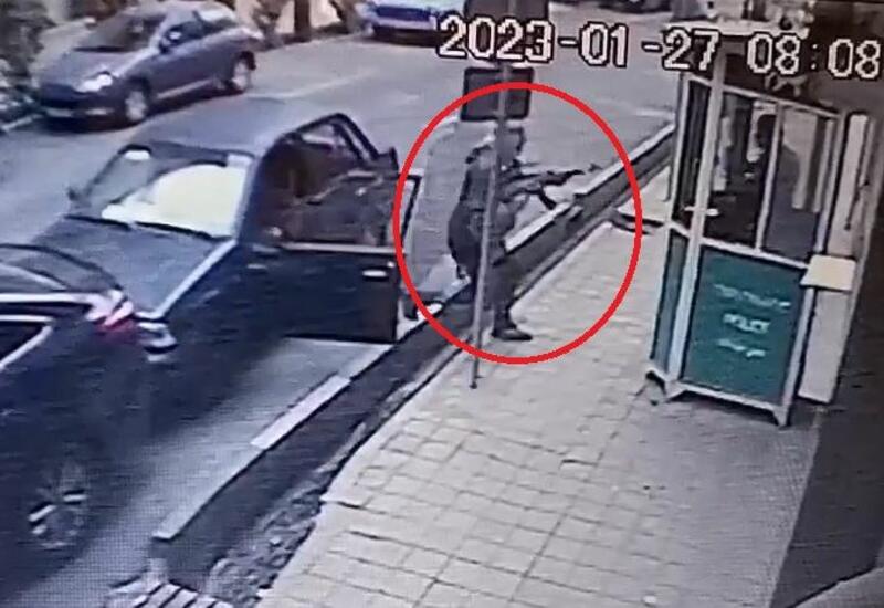 Иранский полицейский не обращает внимания на террориста