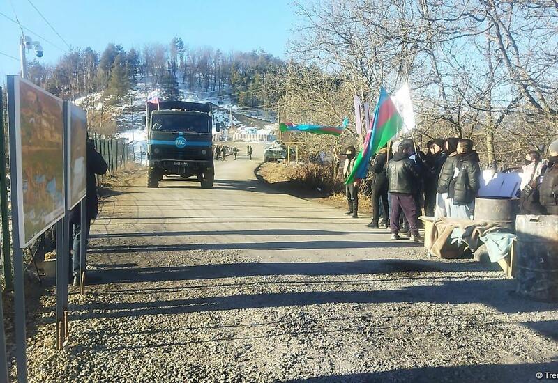 По Лачинской дороге проехал автомобиль снабжения миротворцев