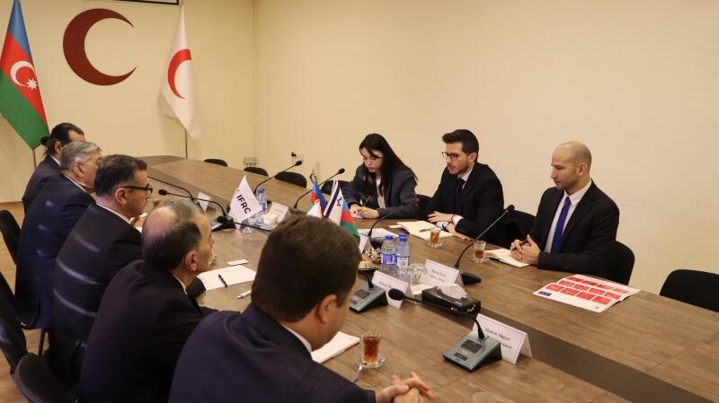 AzQAC, Beynəlxalq Qızıl Xaç və Qızıl Aypara Cəmiyyətləri Federasiyası və İsrailin Azərbaycandakı səfirliyi arasında üçtərəfli görüş keçirilib