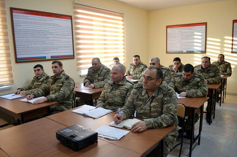 В азербайджанской армии проводится учебный курс с участием британских специалистов