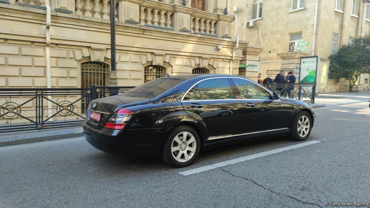 Дипломаты посольства Ирана в Баку бегут из здания