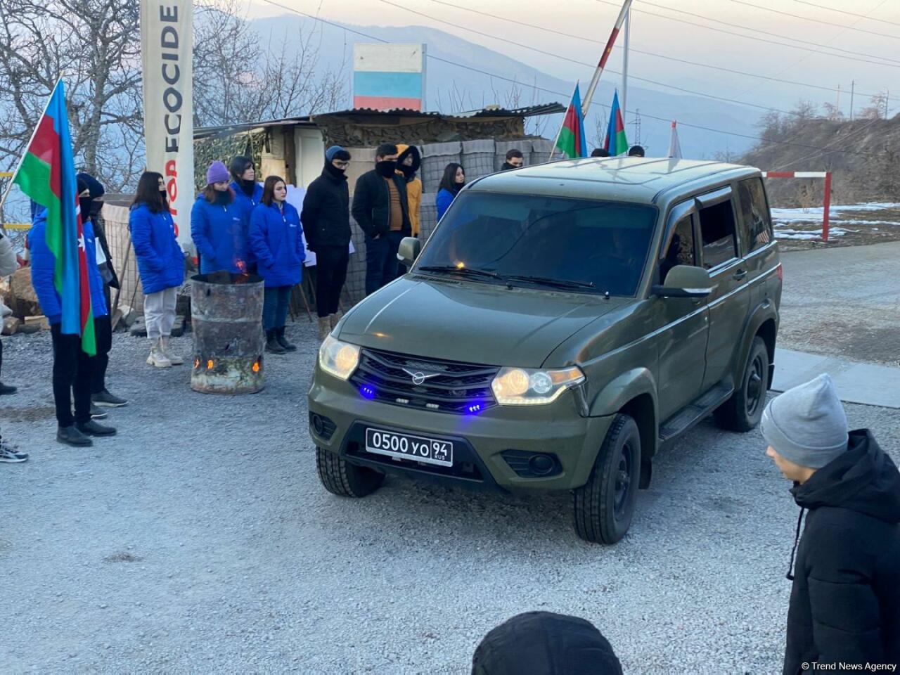 По Лачинской дороге проехал еще один легковой автомобиль миротворцев
