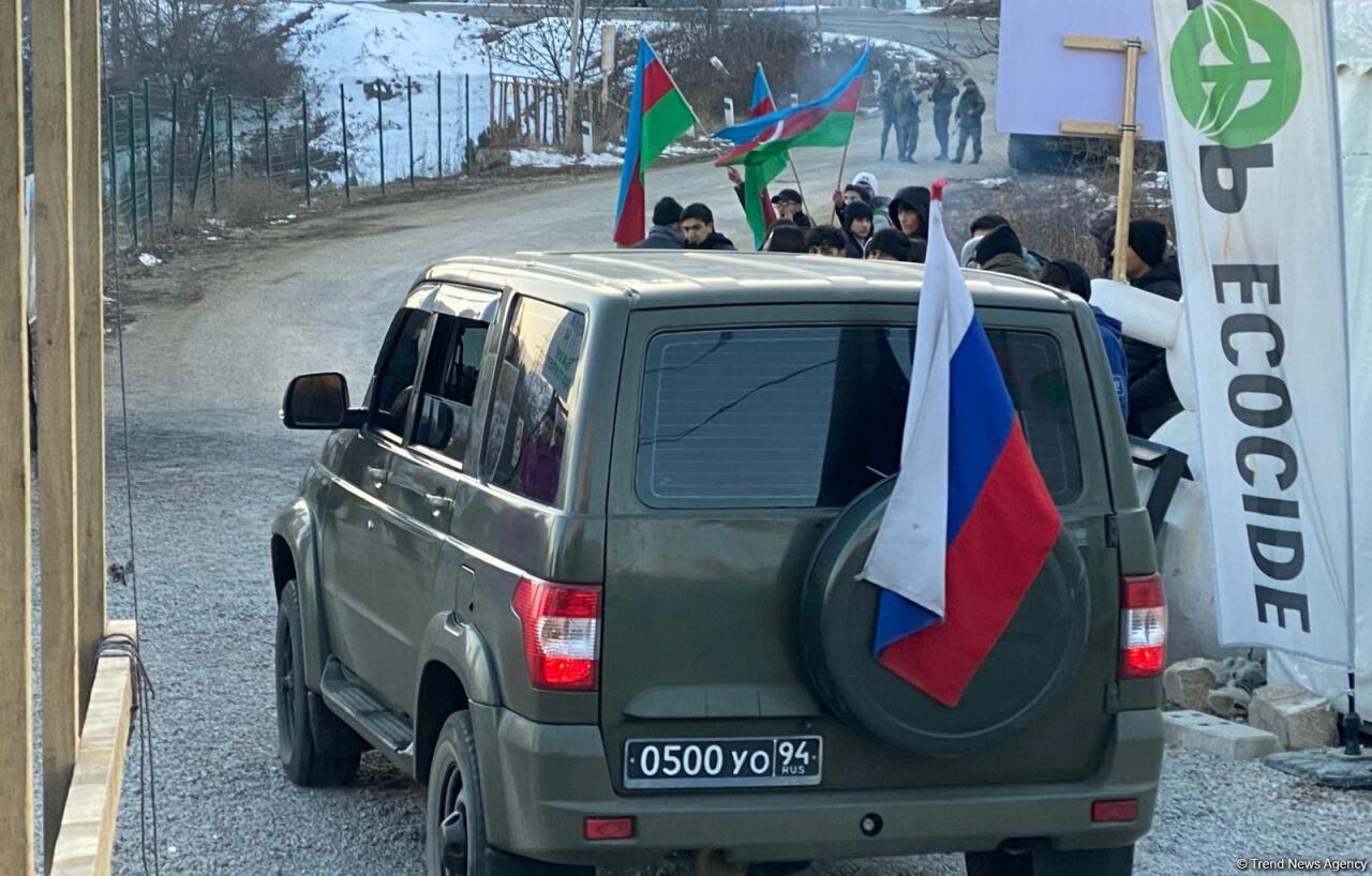 По Лачинской дороге проехал еще один легковой автомобиль миротворцев