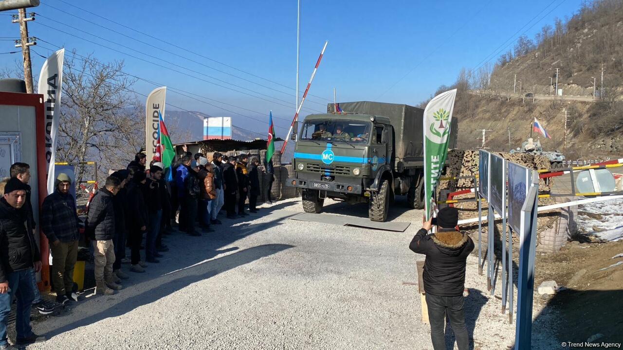 По Лачинской дороге проехал еще один грузовой автомобиль миротворцев