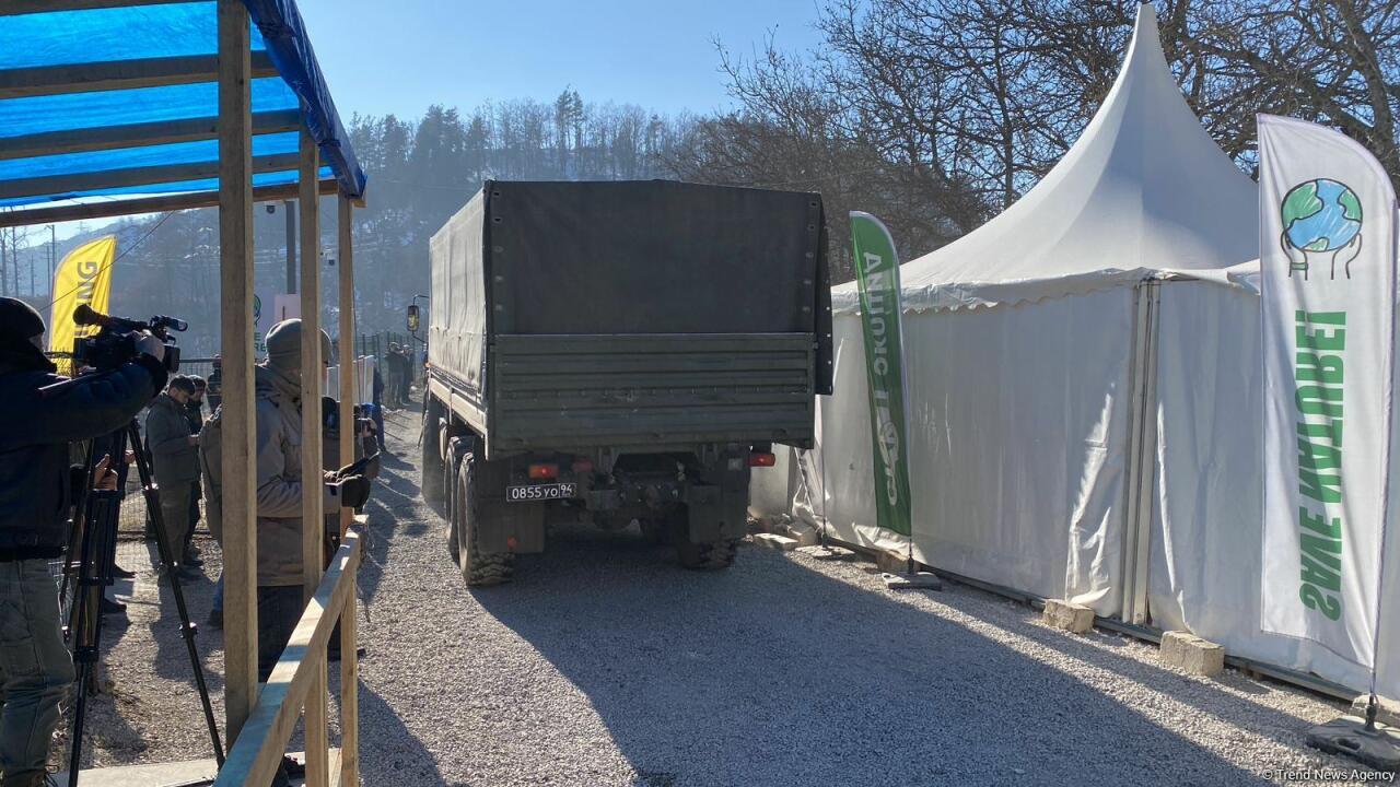 По Лачинской дороге проехал еще один грузовой автомобиль миротворцев