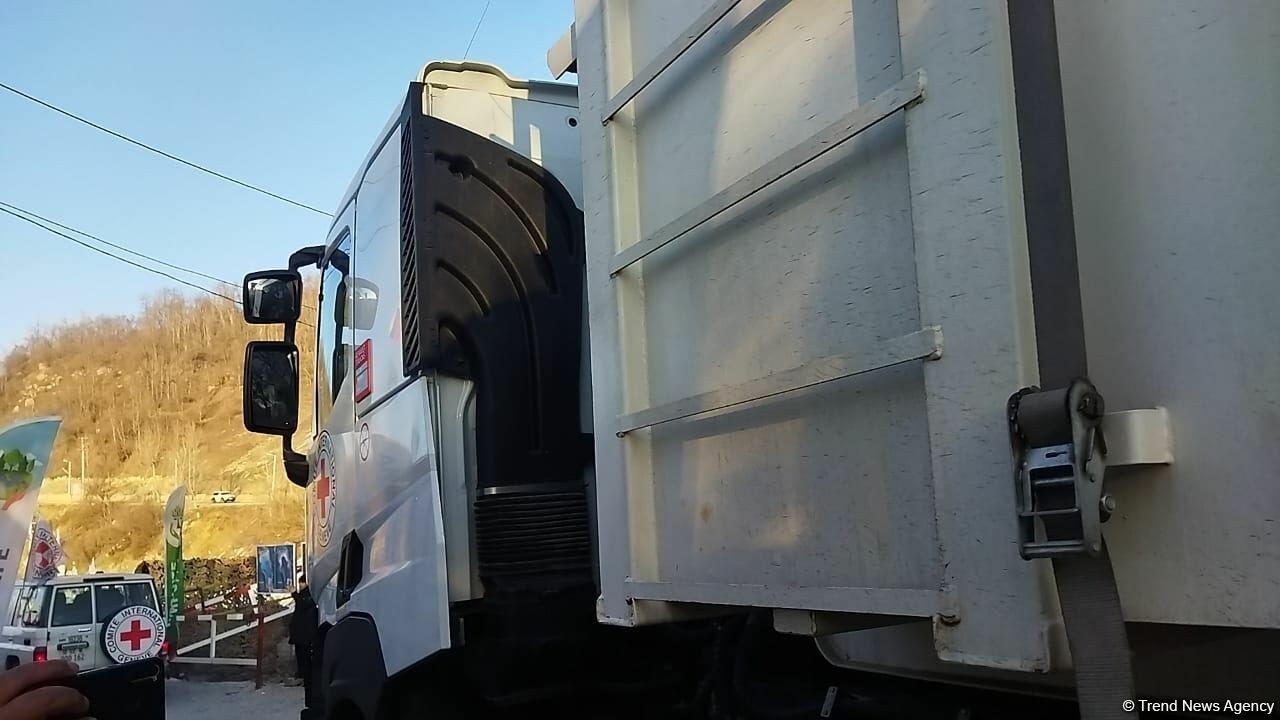 По Лачинской дороге проехали семь автомашин Красного Креста