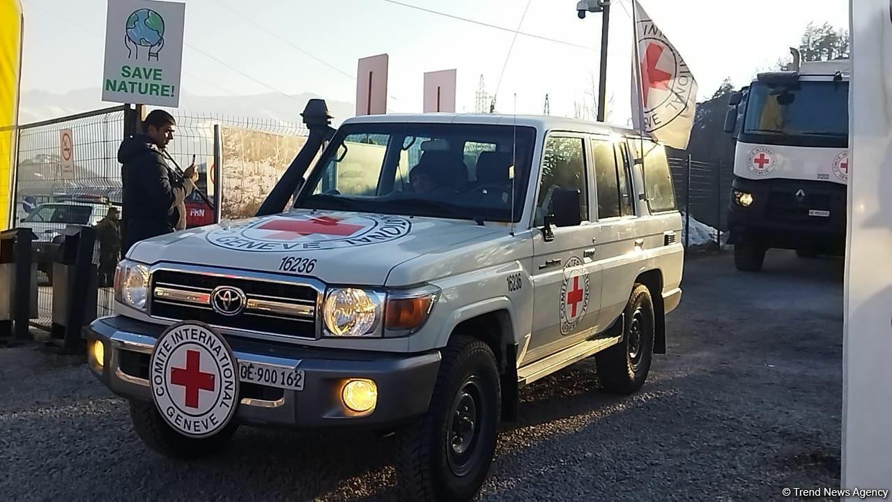 По Лачинской дороге проехали семь автомашин Красного Креста