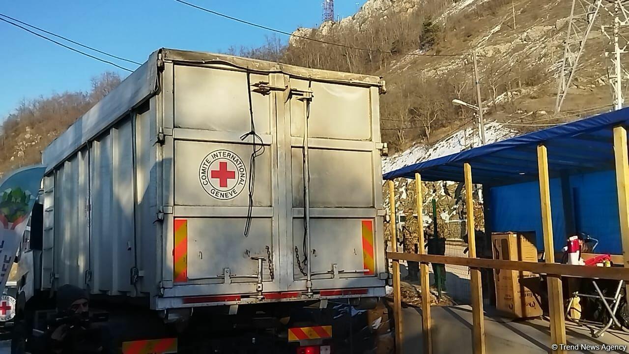 По Лачинской дороге проехали семь автомашин Красного Креста